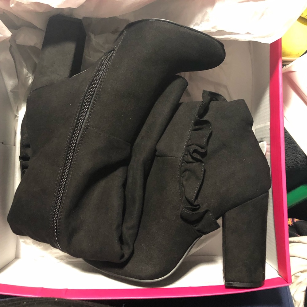 Selling brand new never worn tall heels boots asking for 30 size 8